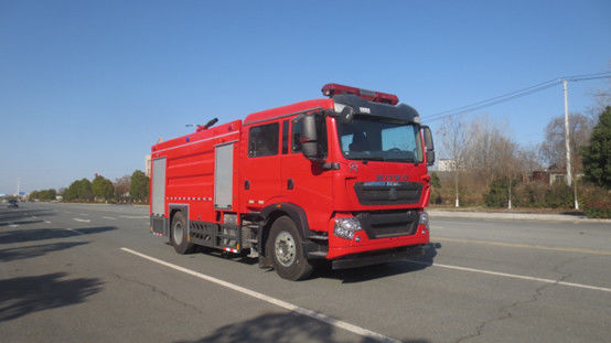 Dobra cena. Wóz strażacki SINOTRUK o pojemności 8000 litrów, ze zbiornikiem na wodę, 6-miejscowy, napęd tylny, diesel, ręczna skrzynia biegów 4×2 w Internecie