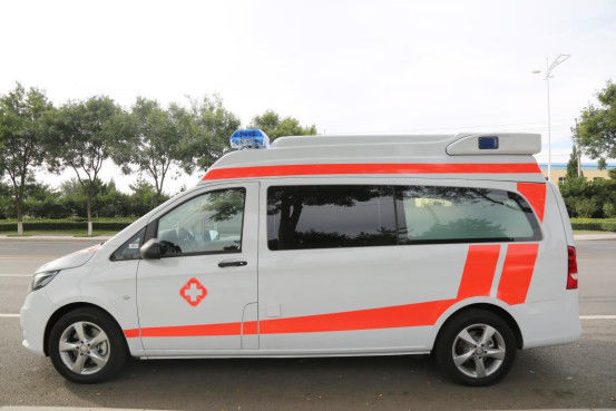 Dobra cena. Mercedes Benz Ambulans Benzyna 7 miejsc 4×2 Biały w Internecie