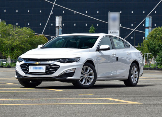 Dobra cena. Benzynowy Chevrolet Malibu Sedan Samochód 5-osobowy z napędem na dwa koła 4×2 w Internecie