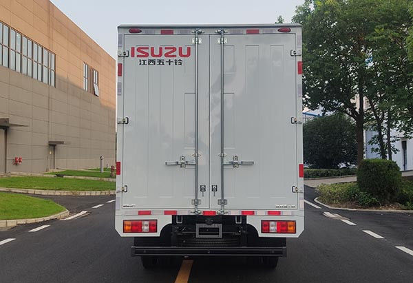 93KW 126HP Izolowana ciężarówka Isuzu Cargo Izolowana czapka biała 1