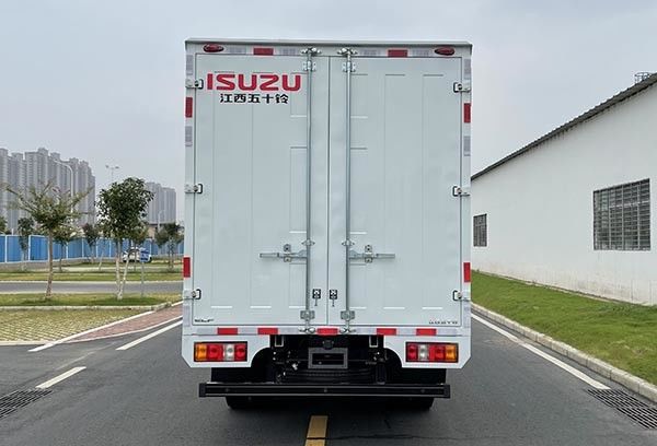 Biały Isuzu Izolowany Ciężarówka 126HP 152HP Isuzu Box Vans 1
