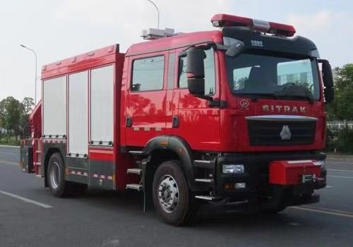 Wóz strażacki SINOTRUK z silnikiem Diesla, napęd tylny, 6 miejsc, manualna skrzynia biegów 4×2 1