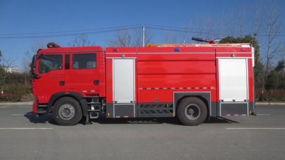 Wóz strażacki SINOTRUK o pojemności 8000 litrów, ze zbiornikiem na wodę, 6-miejscowy, napęd tylny, diesel, ręczna skrzynia biegów 4×2 1