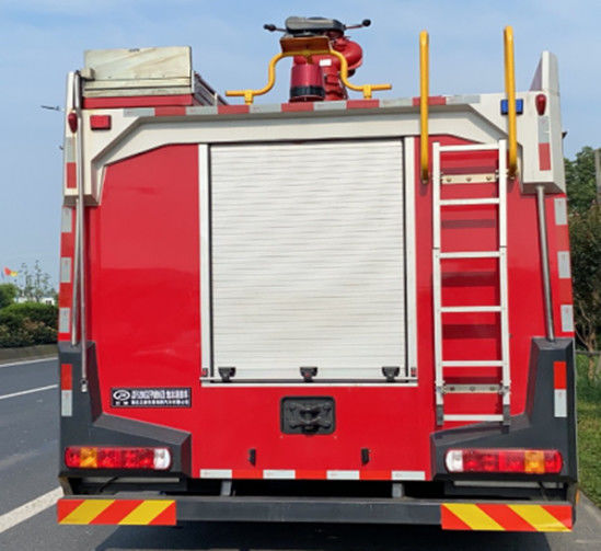 Wóz strażacki SINOTRUK o pojemności 8000 litrów, ze zbiornikiem na wodę, 6-miejscowy, napęd tylny, diesel, ręczna skrzynia biegów 4×2 2